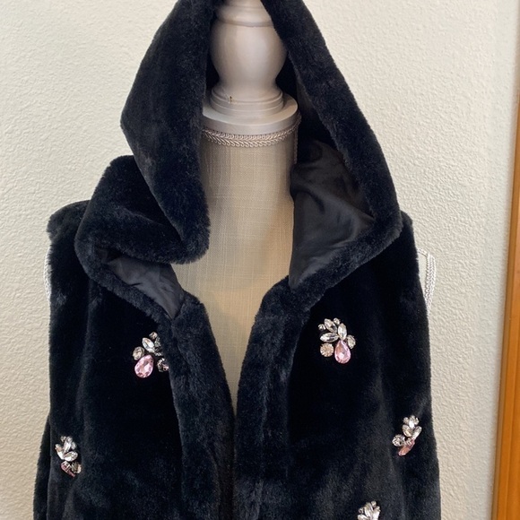 Betsey Johnson Hooded Jeweled Faux Fur Open Vest Fun - Picture 2 of 6